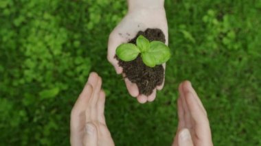 Bir kadının eli, bir erkeğin eline ekmek için toprakla filizlenir..