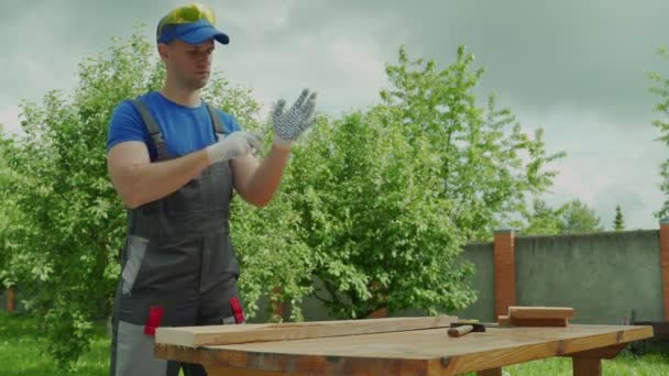 Porträtt av en manlig arbetare med gula skyddsglasögon och handskar — Stockvideo