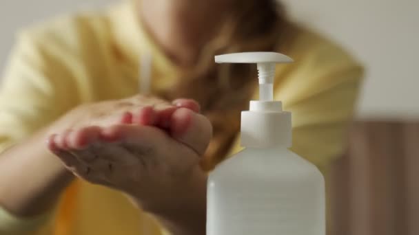 Blisko kobiety ręce spryskują jej ręce środkiem dezynfekującym lub żelem nasączonym alkoholem. Antyseptyczny żel do czyszczenia w dłoniach. — Wideo stockowe