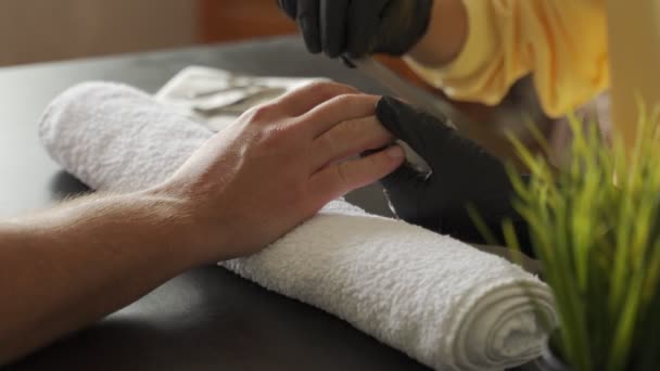 Manicurista usando un archivo en una uña para eliminar el exceso de cutículas y prepararlo para la pintura — Vídeo de stock