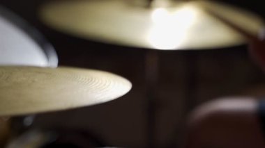 Ağır çekimde rock konserinden önce davulda prova yapan yakın çekim davulcusu.