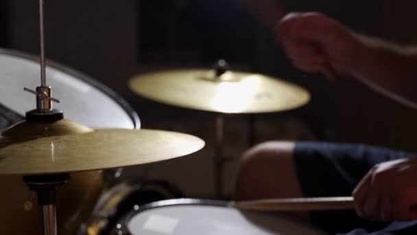 Primer plano baterista ensayando en la batería antes del concierto de rock. — Vídeo de stock