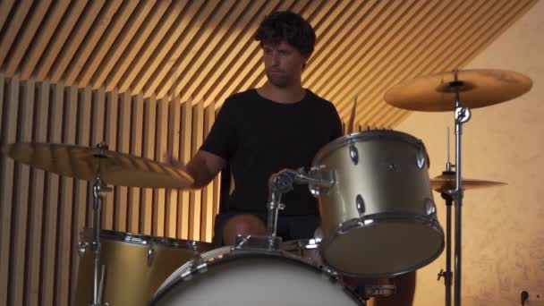 Chlap si užívá zkoušky bubnování. Profesionální sada bubnů detailní záběr. — Stock video