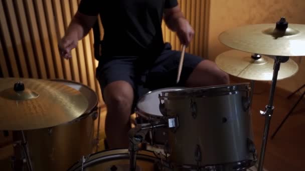 Pemain drum memainkan drum. Close-up dari tangan drummer melakukan solo dengan stik drum. — Stok Video