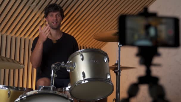 Perkusista tworzący kursy online. młody mężczyzna uczy jak grać na perkusji — Wideo stockowe
