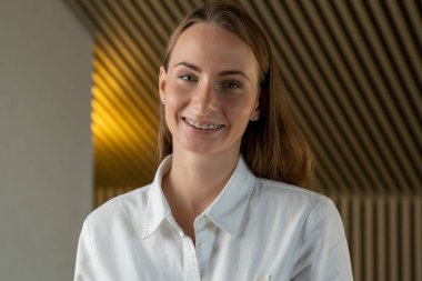 Mutlu kadın, gülümsüyor, kameraya bakıyor, sağlıklı dişler, diş bakımı, ortodontik bakım