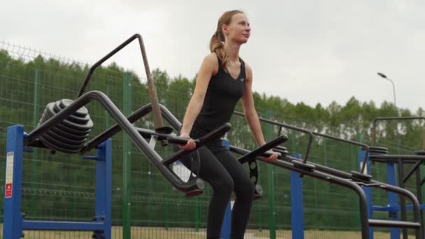 Jeune femme de fitness fait un lourd deadlift dans le simulateur sur le terrain de sport en plein air — Video