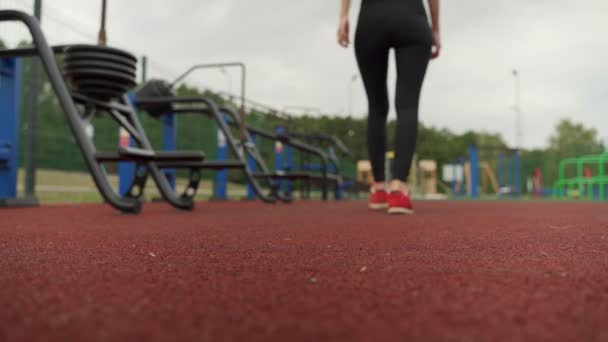 Kvinna som går i sportskor för att springa för att gå på morgonen. Begreppen hälsa och avkoppling. — Stockvideo