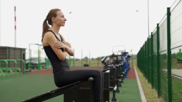 Fitnessfrau trainiert Grundübungen für die Presse auf der Straße. — Stockvideo