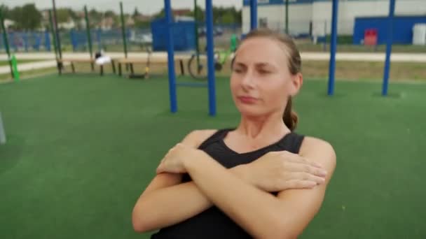 Wanita fit melatih otot perutnya sambil berbaring di papan kayu di udara terbuka — Stok Video