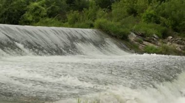 Nehir barajı Su küçük bir nehrin barajından akar. Sulama geliştirme.