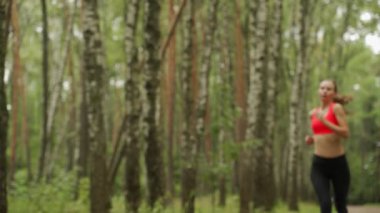 Yorgun kadın parkta zorlu bir koşudan sonra dinleniyor. Sporcu antrenmandan sonra dinleniyor.