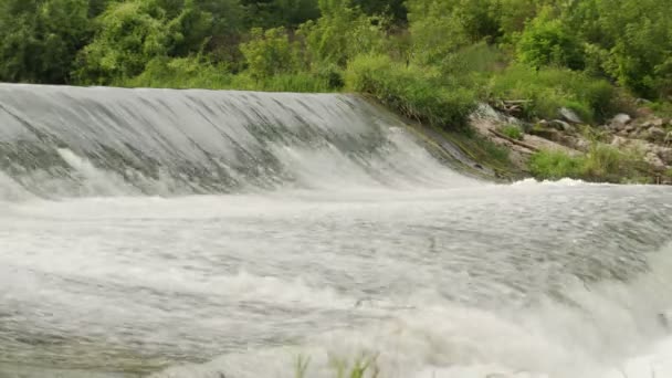 Petit barrage avec rapides d'écoulement d'eau. — Video