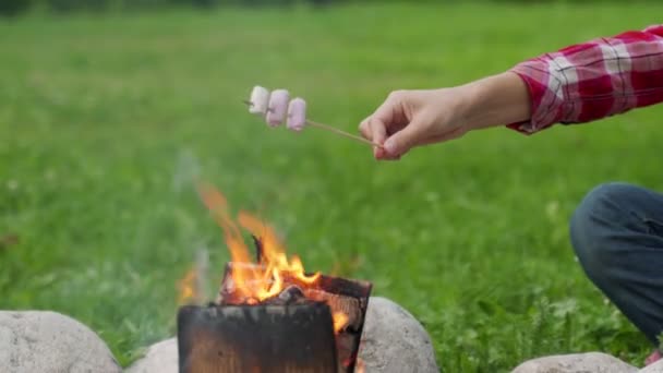 Close-up mulher come marshmallows enquanto acampando perto da fogueira — Vídeo de Stock