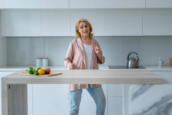 Mujer mayor feliz bailando en la cocina, Anciana jubilación femenina con expresión de felicidad — Foto de Stock