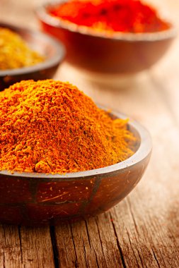 Baharat. Arka plan üzerinde çeşitli baharatlar