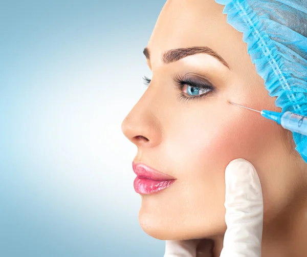 Beauty woman gets facial injections. — Stock Photo, Image