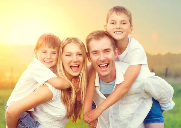 Молода сім'я з двома дітьми — стокове фото