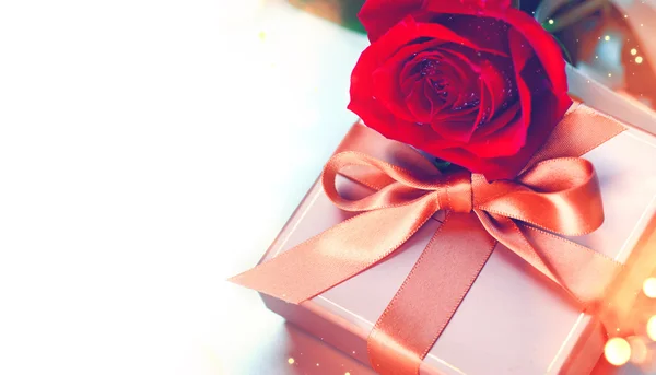 Día de San Valentín rosa roja y regalo — Foto de Stock