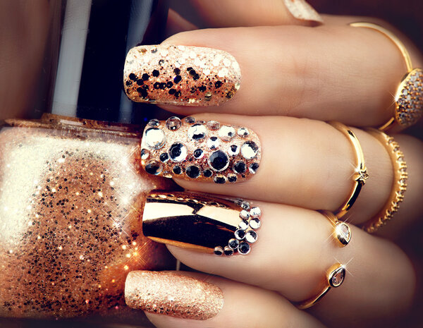 Estilo de vacaciones de oro manicura brillante — Foto de Stock