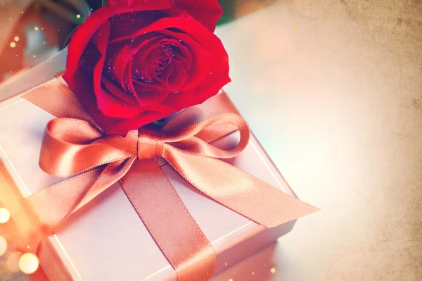 Valentine's Day. Red rose and gift — Stock Photo, Image