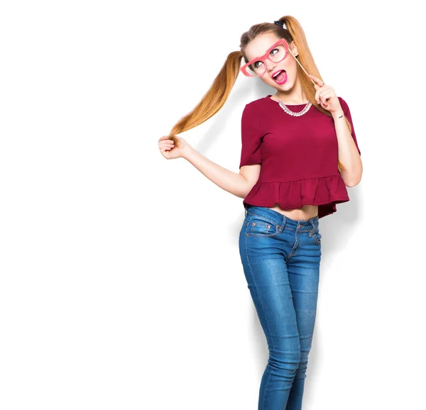 Meisje houden grappig papier bril — Stockfoto