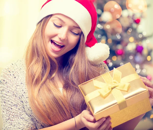 Chica sorprendida apertura caja de regalo — Foto de Stock