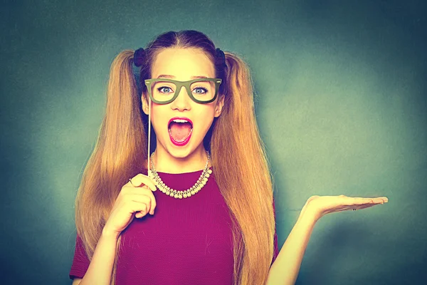 Schoonheid meisje met papier bril op stok — Stockfoto