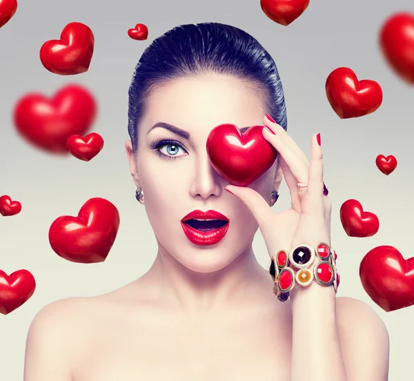 Mujer de moda con corazones rojos . — Foto de Stock