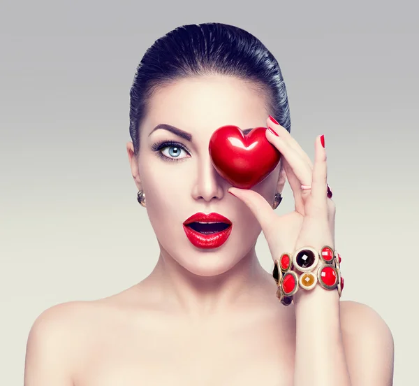 Mujer de moda con corazón rojo . — Foto de Stock