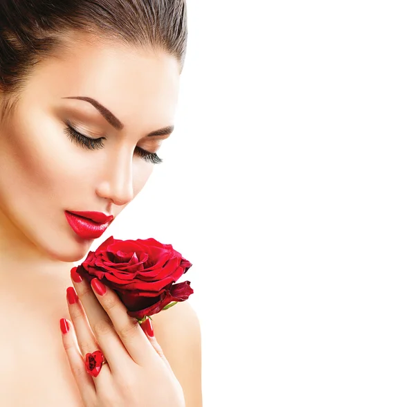 Krása ženy s červenou růží — Stock fotografie