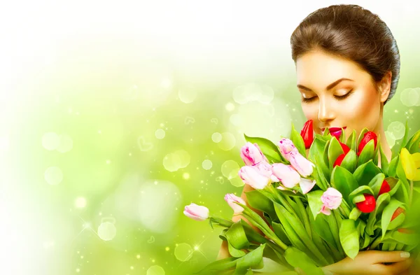 Mooi meisje met boeket van bloemen — Stockfoto