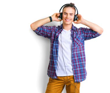 Genç adam kulaklık müzik keyfi