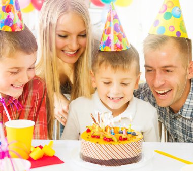 çocuk doğum günü pastası mum dışarı esiyor.