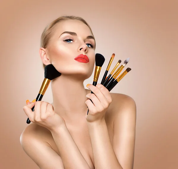 Mujer de belleza con pinceles de maquillaje . —  Fotos de Stock