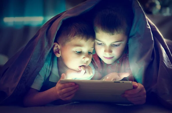 Двоє дітей використовують планшетний ПК — стокове фото