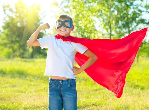 Superhéros enfant montrant ses muscles — Photo