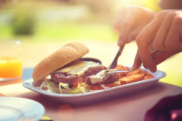 Persona che gode di cibo gustoso — Foto Stock