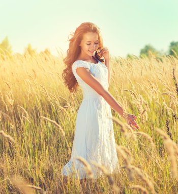 Güzellik kız açık havada doğanın keyfini.