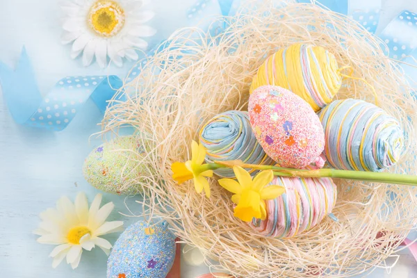 Huevos de Pascua en el nido — Foto de Stock