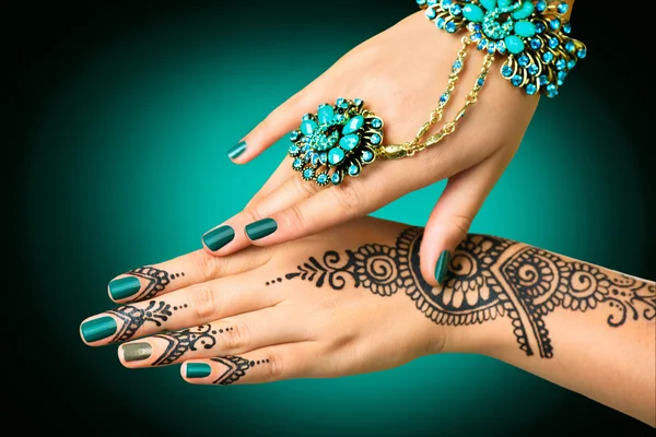Vrouw handen met mehndi tatoeage — Stockfoto