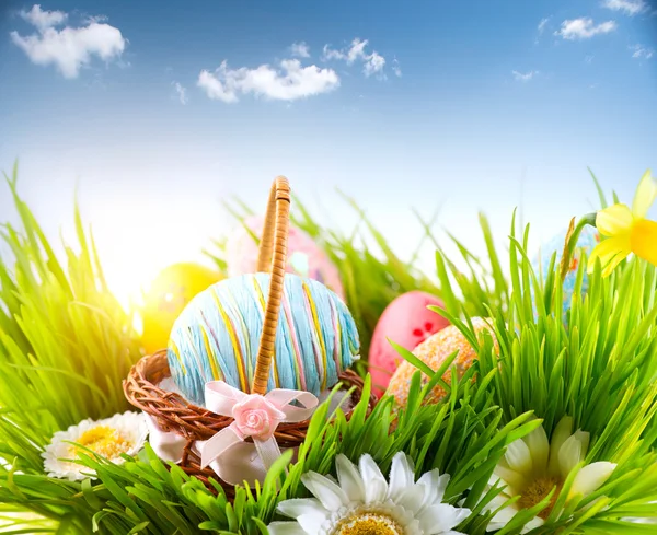 Bunte Eier im Frühlingsgras — Stockfoto