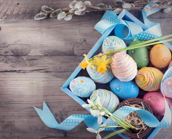 Blue eggs and spring snowdrop flowers — Stock Photo, Image