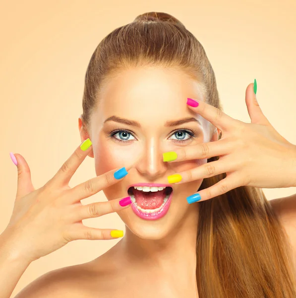 Schoonheid meisje met kleurrijke nagellak. — Stockfoto