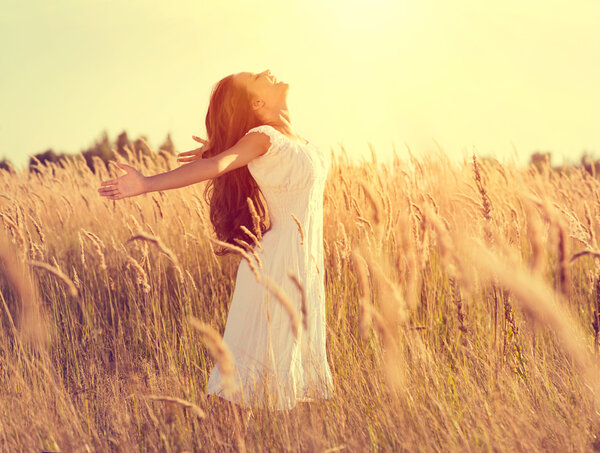 девушка с длинными волосами наслаждается природой
