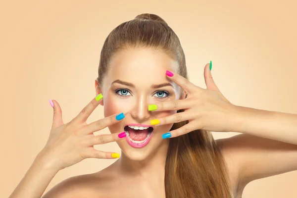 Belleza chica con esmalte de uñas de colores . — Foto de Stock