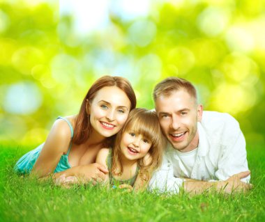 Genç aile açık havada eğleniyor