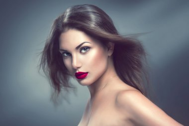 üfleme uzun saçlı kız