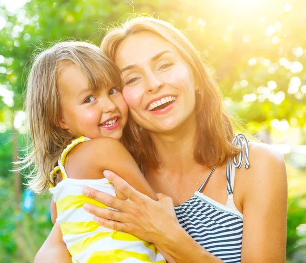 Hermosa madre y su pequeña hija — Foto de Stock