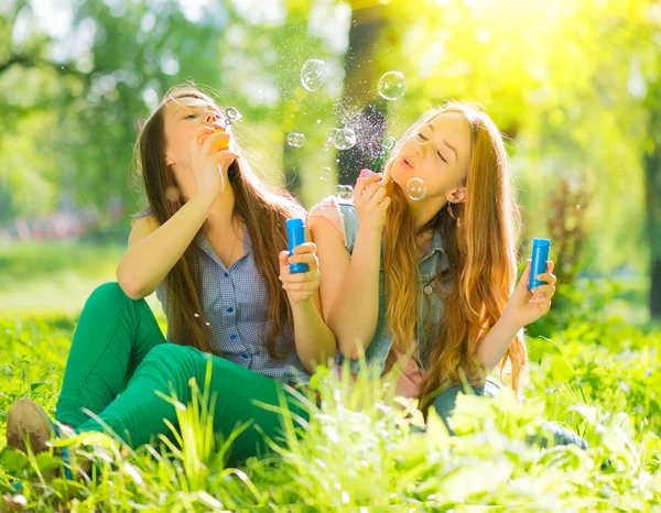 Teen girls blowing soap bubbles — Stock Photo, Image